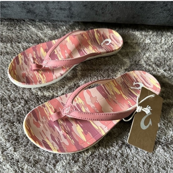 OluKai Shoes - NWT Olukai Ho'opio Hau Flip Flop Rosette Camo Women’s 7